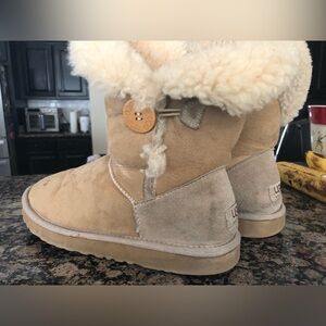 UGG Sheepskin Bailey Button boots in Chestnut